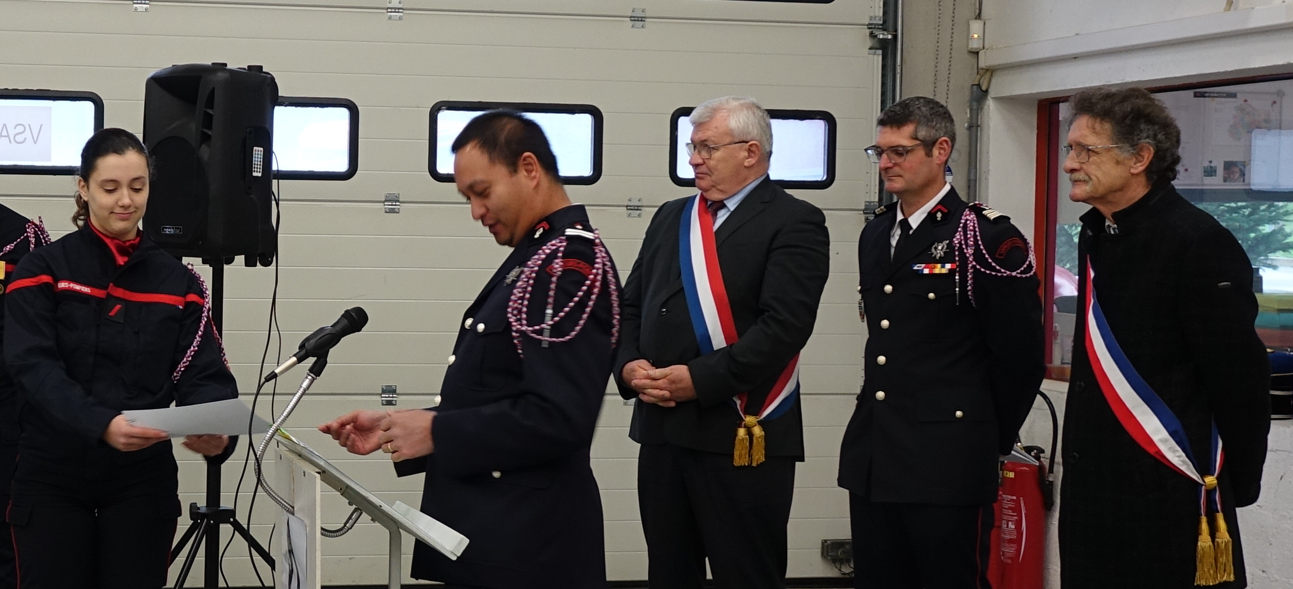 Le patron de la caserne de Dormans remet diplômes et attestations à ses soldats du feu.