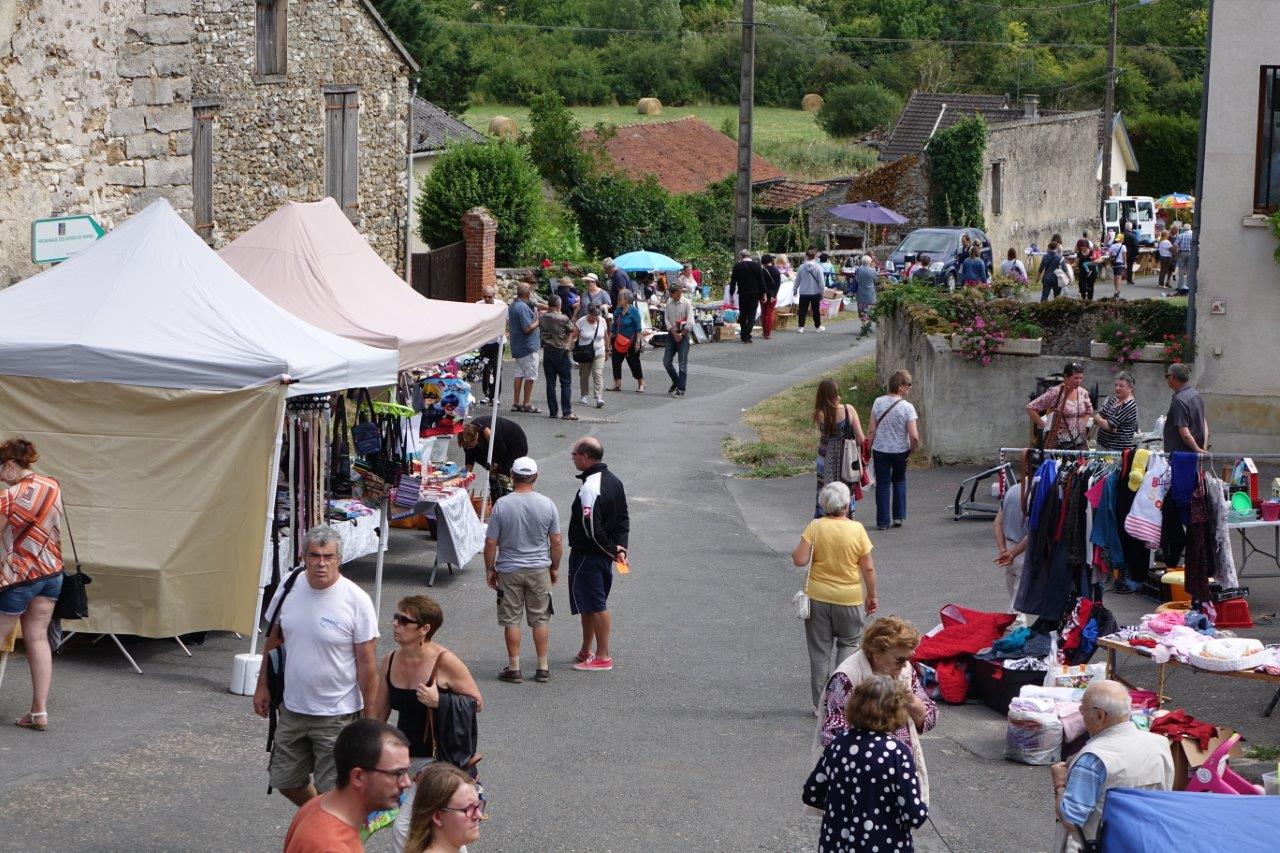Les stands des exposants sont disséminés aux abords de l'église Saint-Médard.