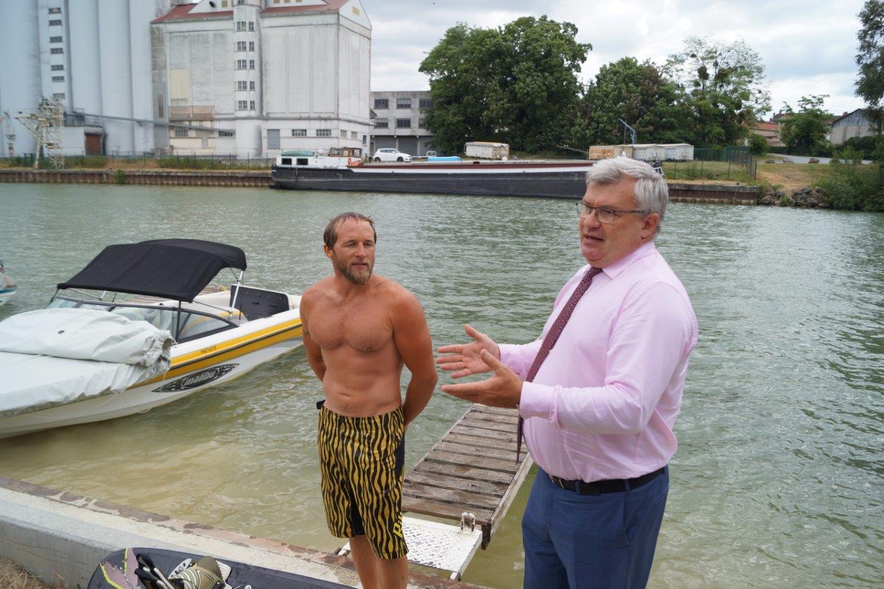 A gauche, le marnais Jérémy Patoureaux, ancien champion de France et d'Europe de ski nautique en compagnie de Christian Bruyen.