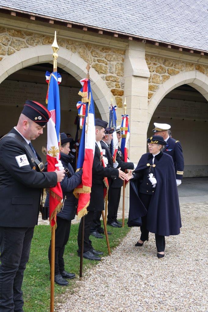 Les autorités saluent les porte-drapeaux.