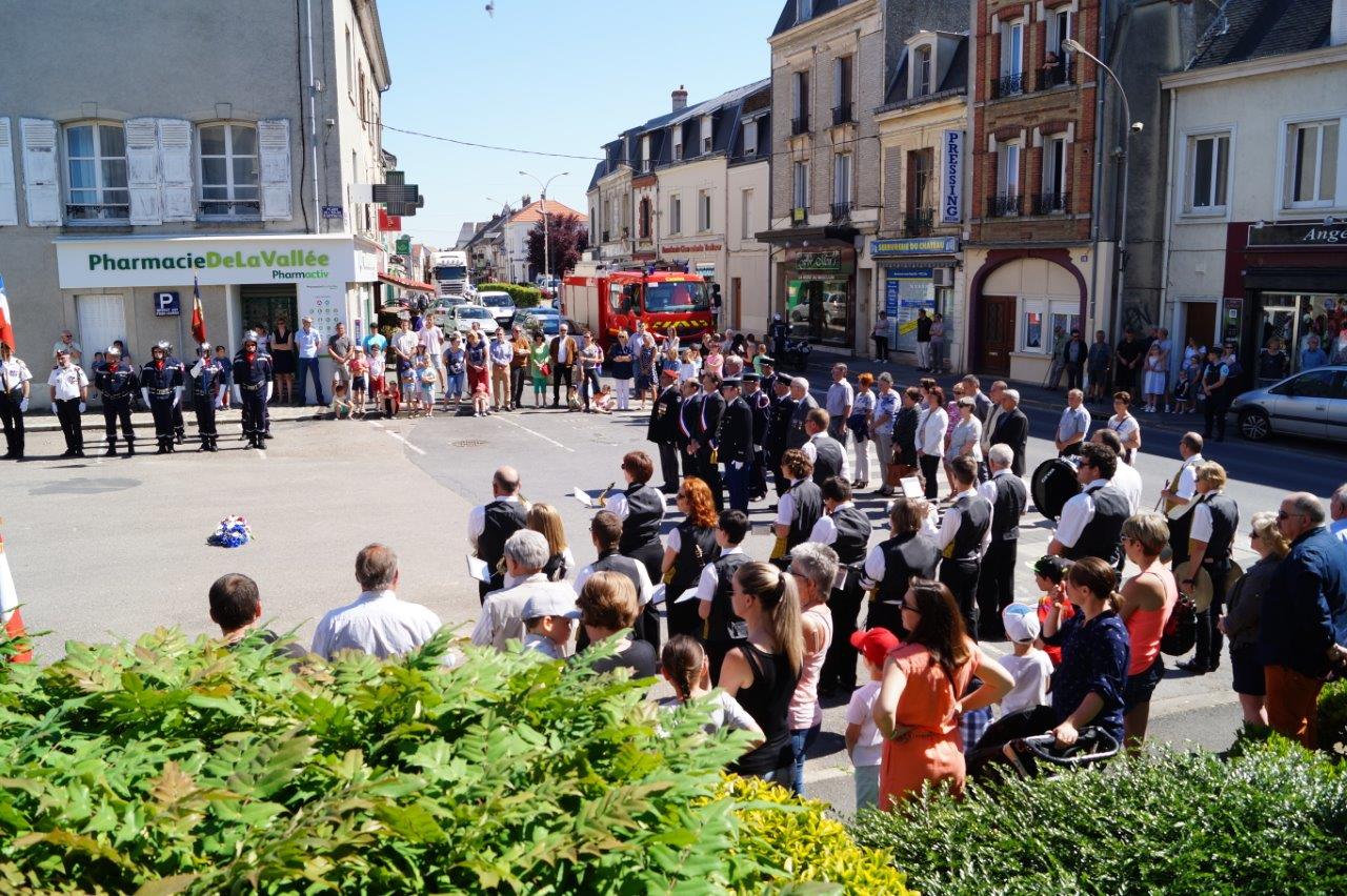 La population s'est déplacée au Monument aux morts pour assister à la cérémonie du 8 mai.