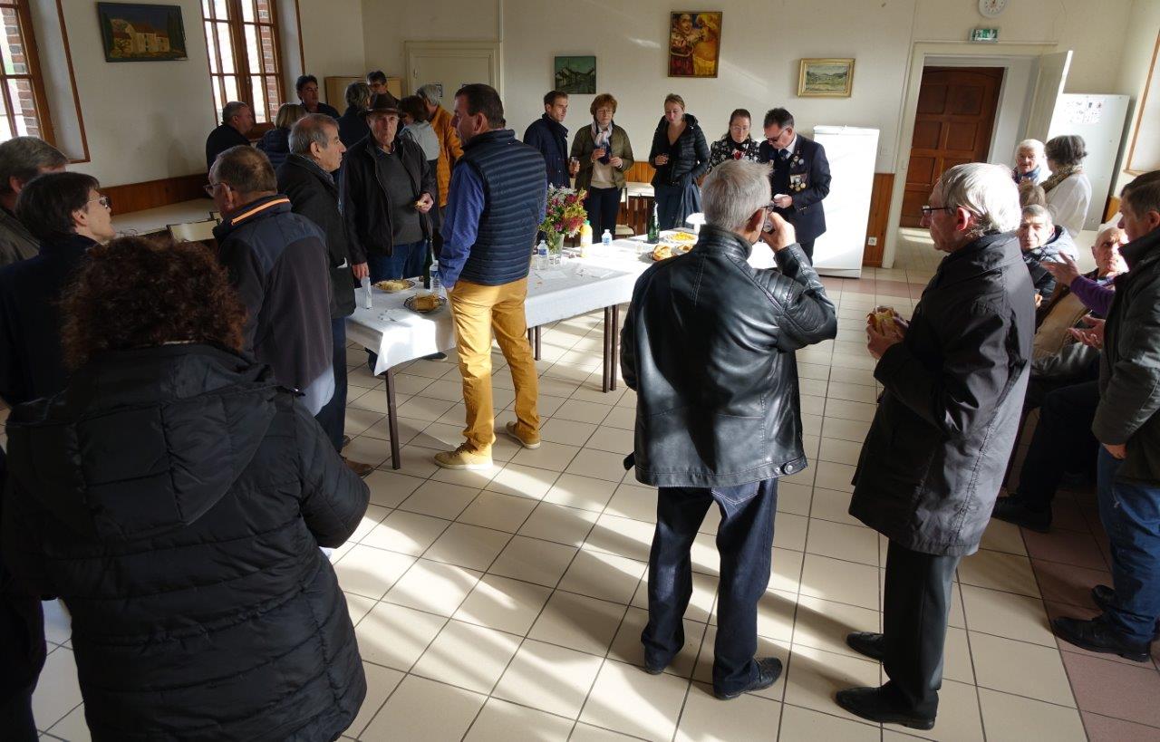 Dans la salle communale de La Chapelle-Monthodon, le verre de la fraternité clos la commémoration de ce 11 novembre 2022.