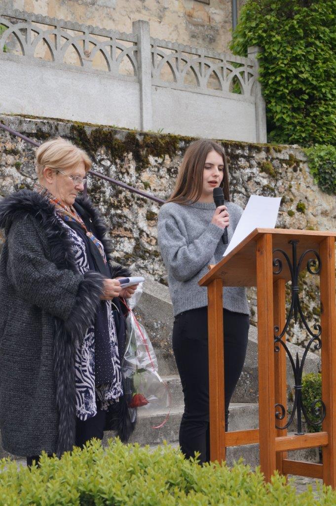 Emilie Picart, une adolescente de La Chapelle-Monthodon, commune de Vallées-en-Champagne, lit le message commun des associations de déportés.