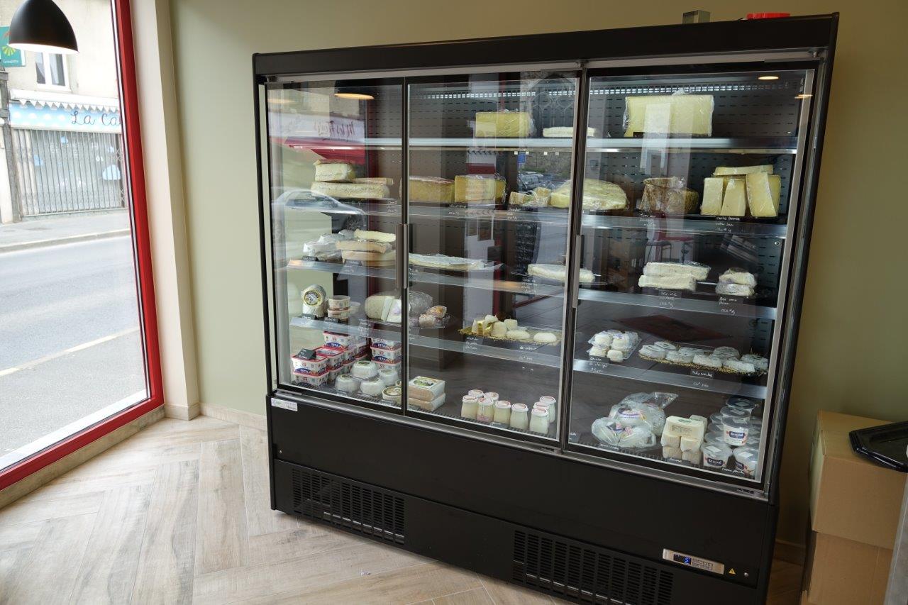 La cave à vins sera située entre la baie vitrée et la cave à fromages.