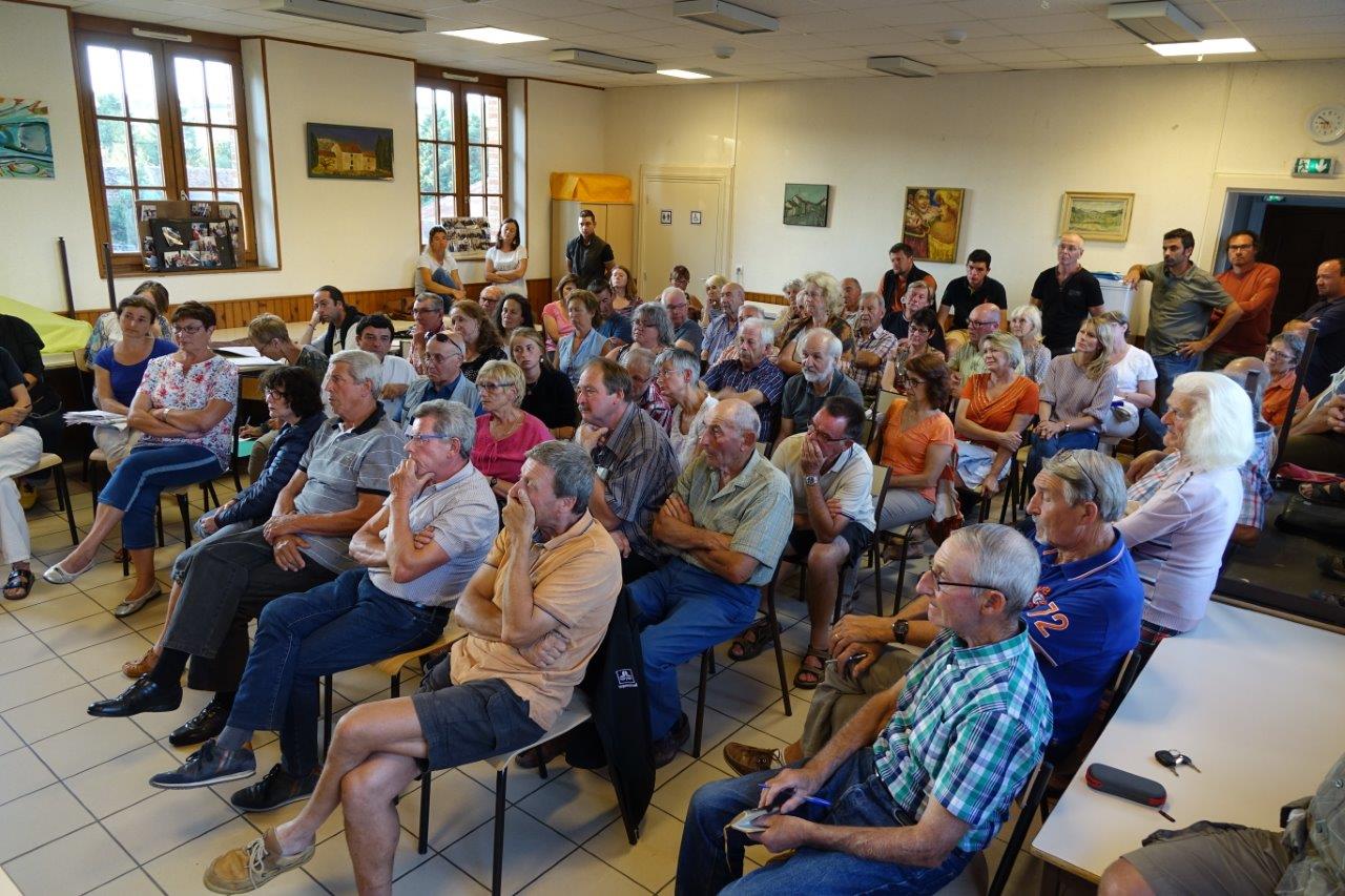 La salle communale de La Chapelle-Monthodon est comble.