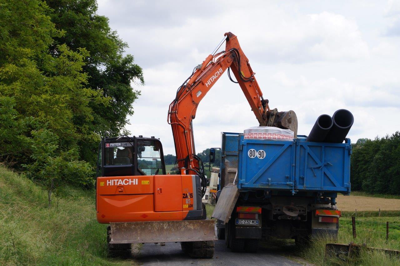 Déchargement des matériaux.