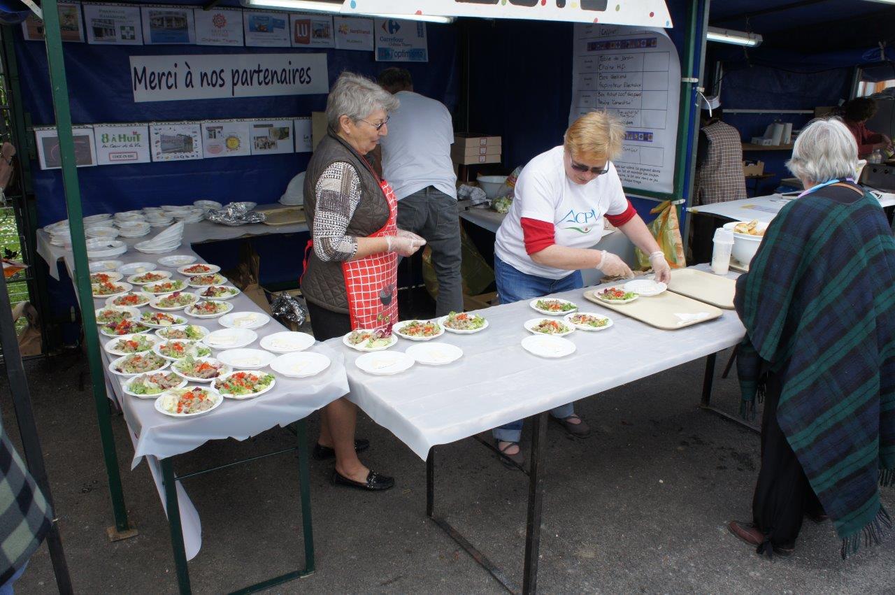 On s'active au stand restauration.