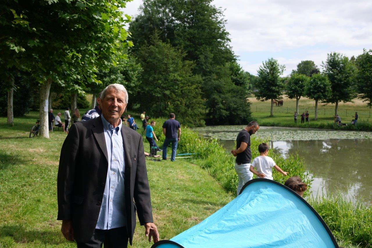 L'association de pêche La Vandoise, présidée par Denis Van Gysel (photo) a déversé 100kg de truites dans l'étang du château de Dormans pour la pêche républicaine..