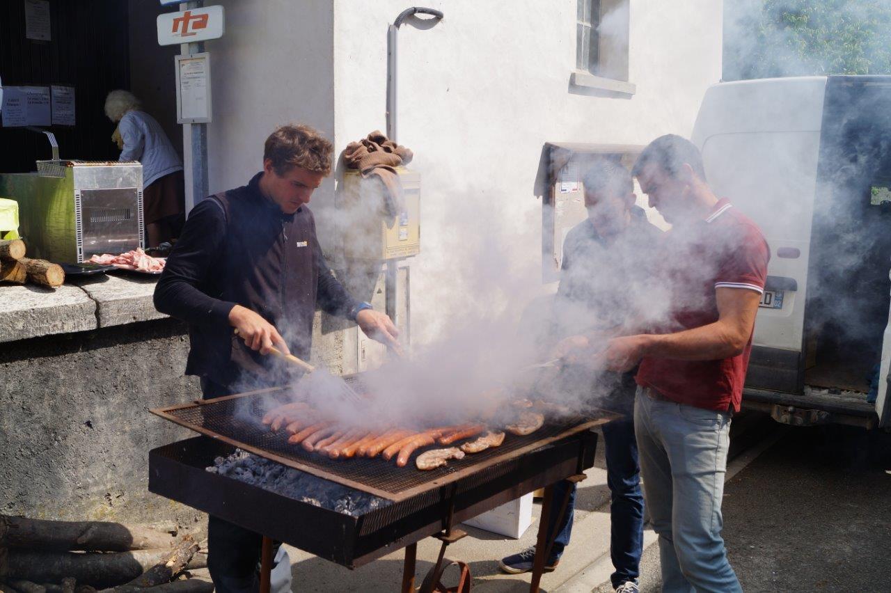 A midi, joueurs et spectateurs se sont rués sur les grillades et frites préparées par les bénévoles du Comité des fêtes.