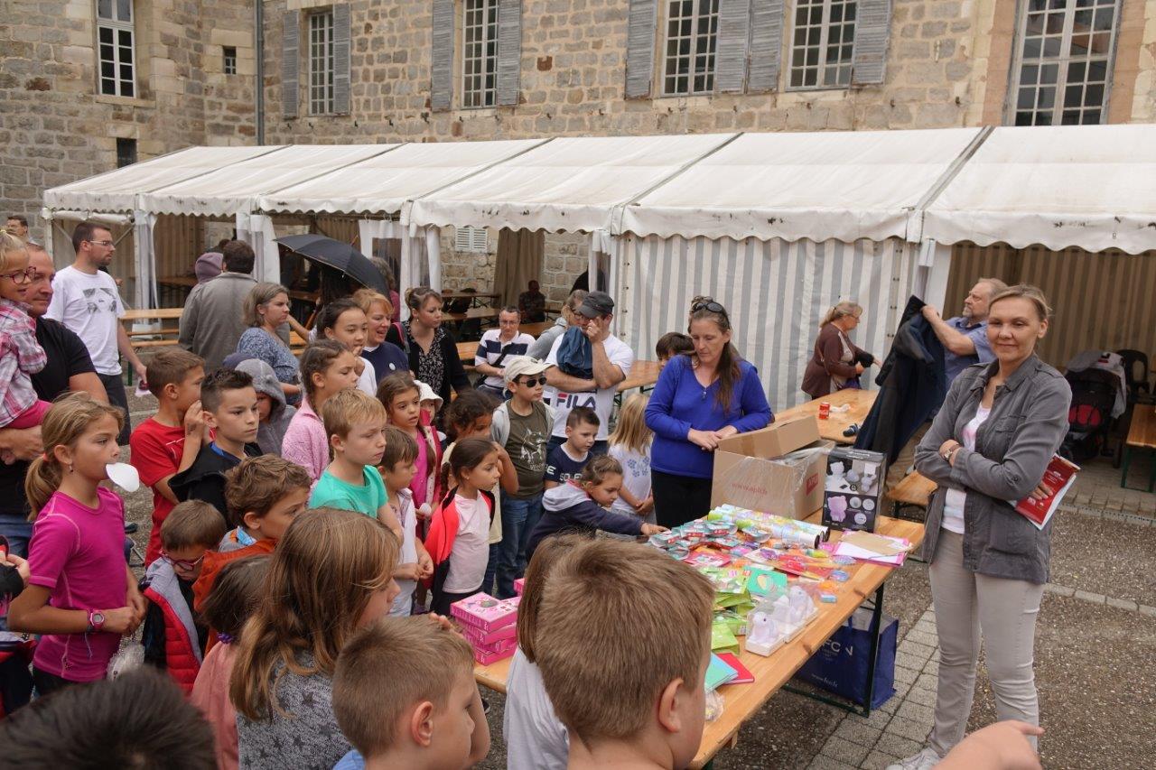 A droite : Ludivine Corpel, référente Famille, a remis notamment quatre entrées au parc Astérix et quatre entrées au Musée Gévin à Paris, lors de la distribution des lots de participation..