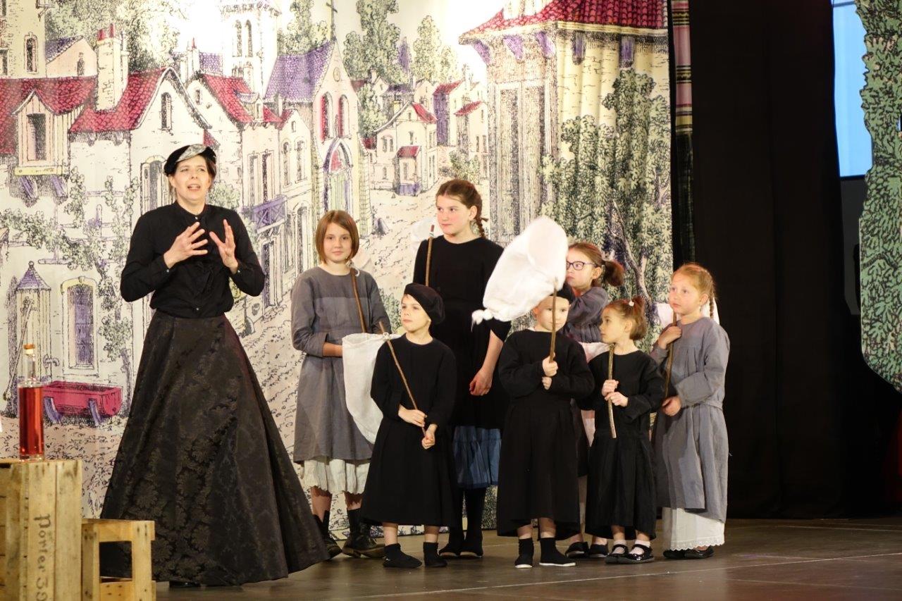 L'institutrice a en charge l'écriture de l'opérette...