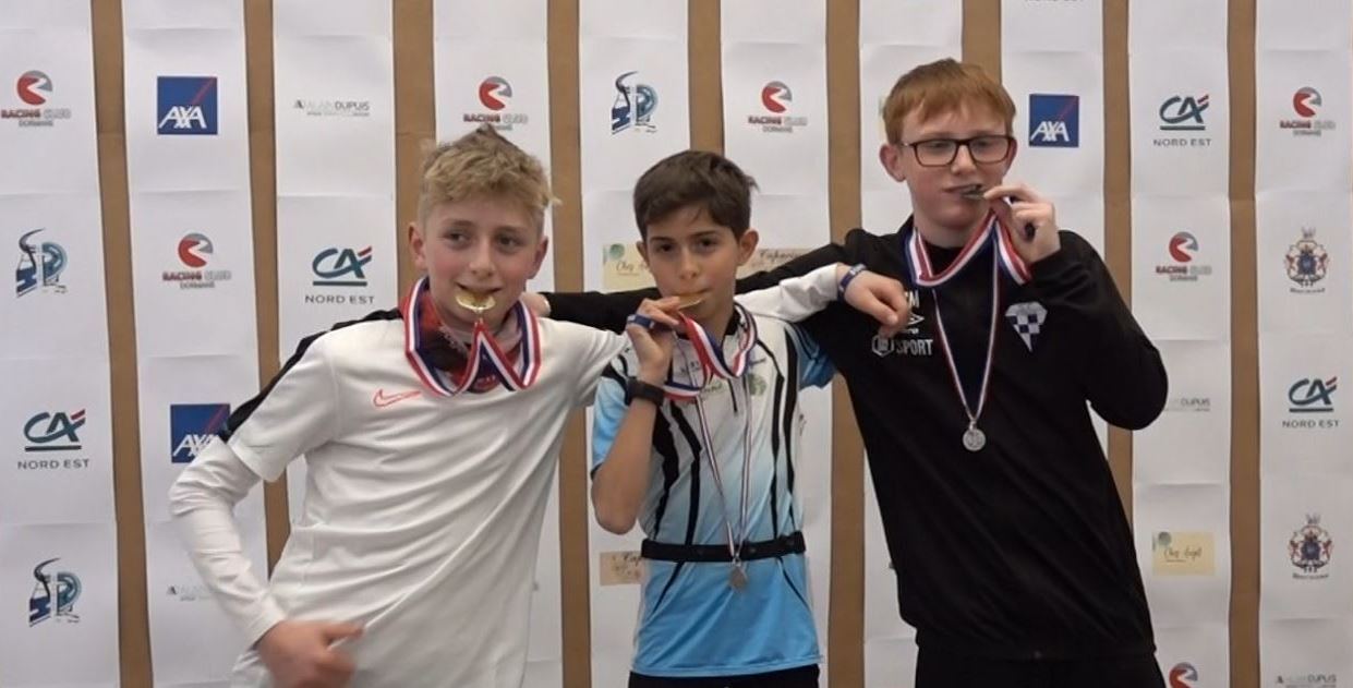 De gauche à droite : Raphaël Himmesoete, Hugo Dos Santos et Arthur Camus complètent le podium des U14 sur 3000m..