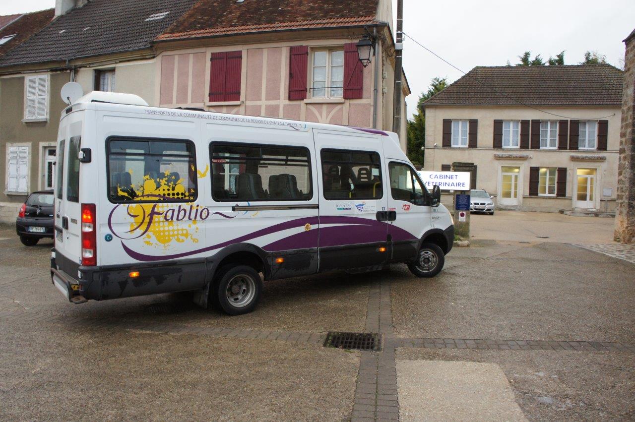 Le bus Fablio de la ligne TAD G arrive à l'arrêt Place de l'église à Condé-en-Brie.