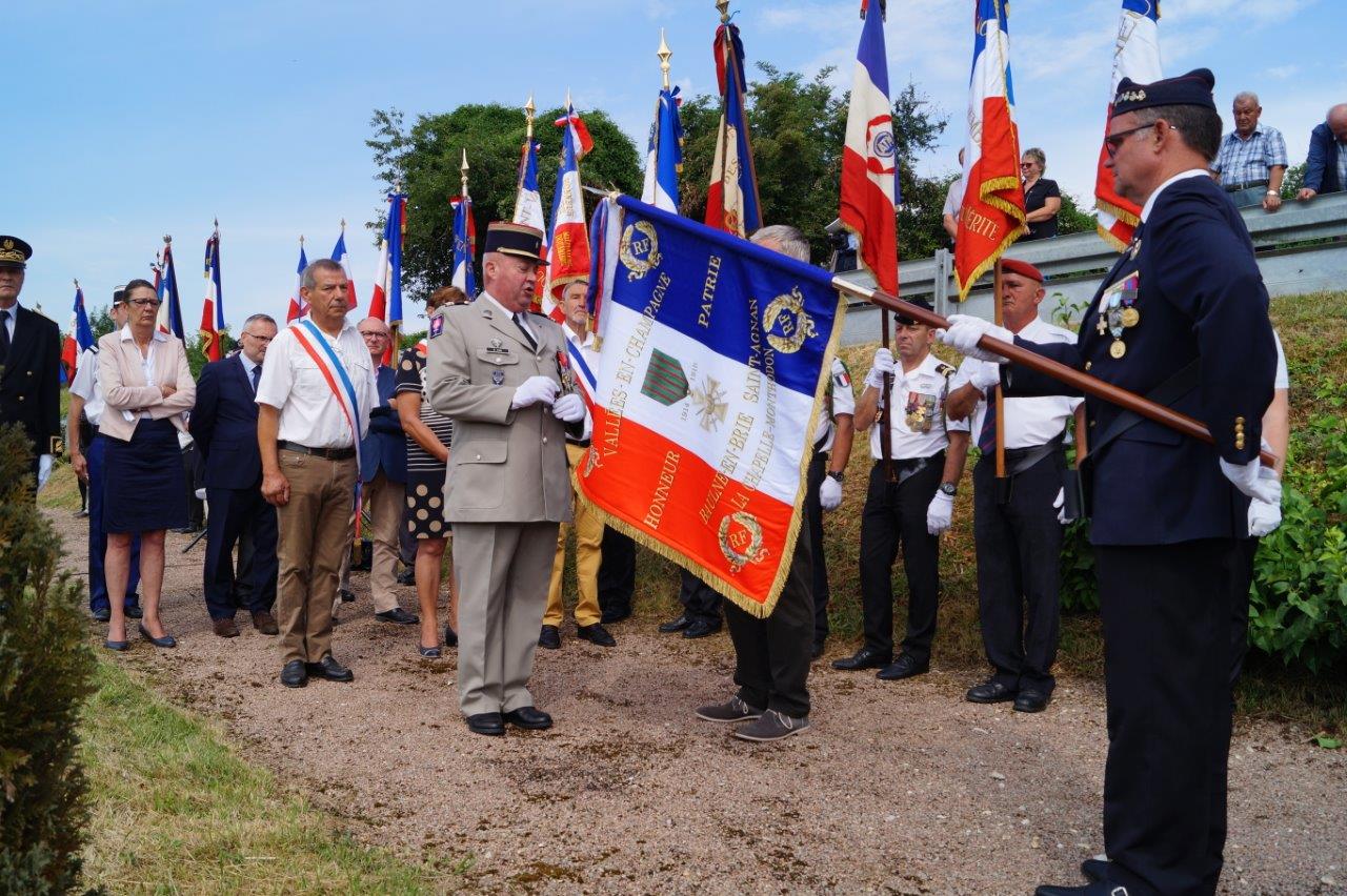 Le lieutenant-colonel Daniel Cian remet la Croix de guerre 1914-1918 à la commune Vallées-en-Champagne.