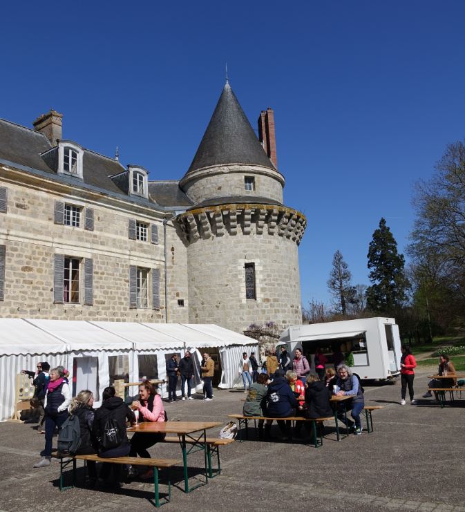 Des randonneurs n'hésitent pas à sortir quelques tables pour se poser à l'extérieur.