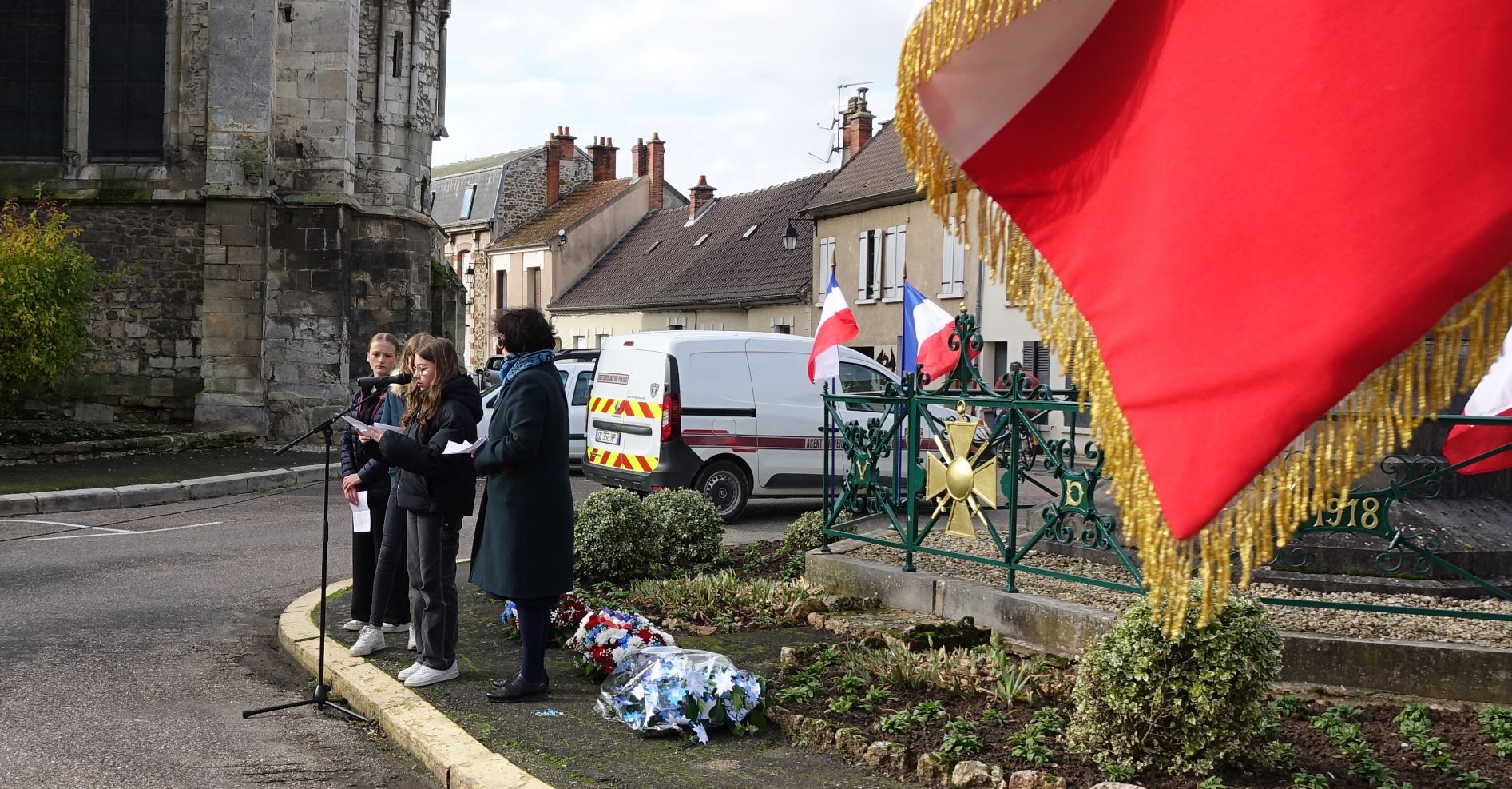 Christine Galopeau de Almeida et les écoliers lors de l'hommage à tous les morts.