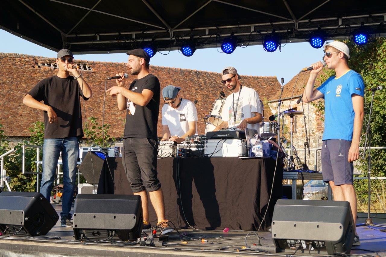 Hip-hop ! Venu de Reims, le groupe Lezasmatik donne le coup d'envoi du festival.