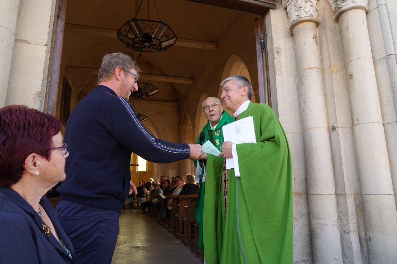 Éric Mangin a remis les "vraies" clés de l'église Notre-Dame de Crézancy au nouveau curé de la paroisse...