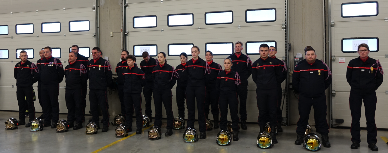 Les soldats du feu sous le commandement de la Lieutenante Julie Tonsart.