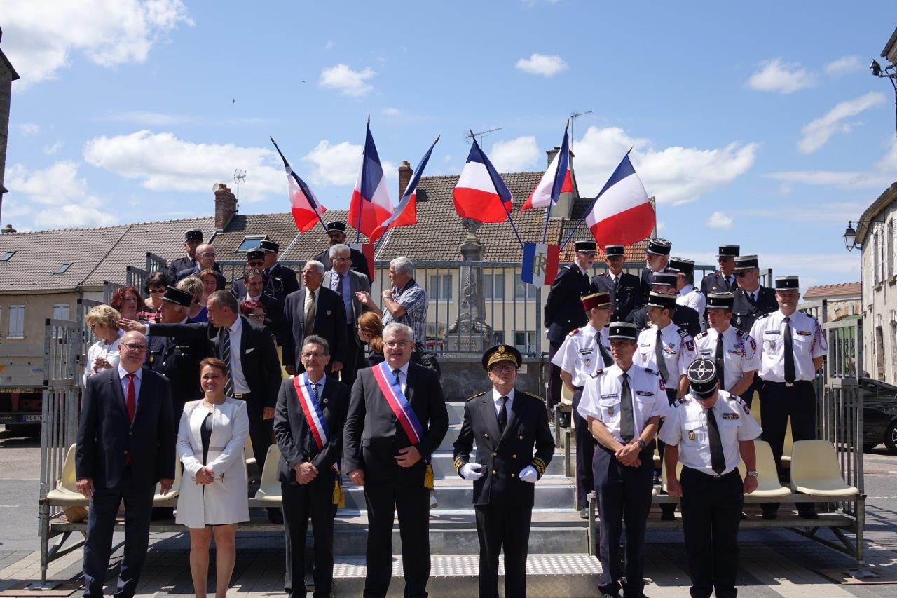 Une tribune accueille les personnalités sur la place de l'église Saint-Hippolyte.