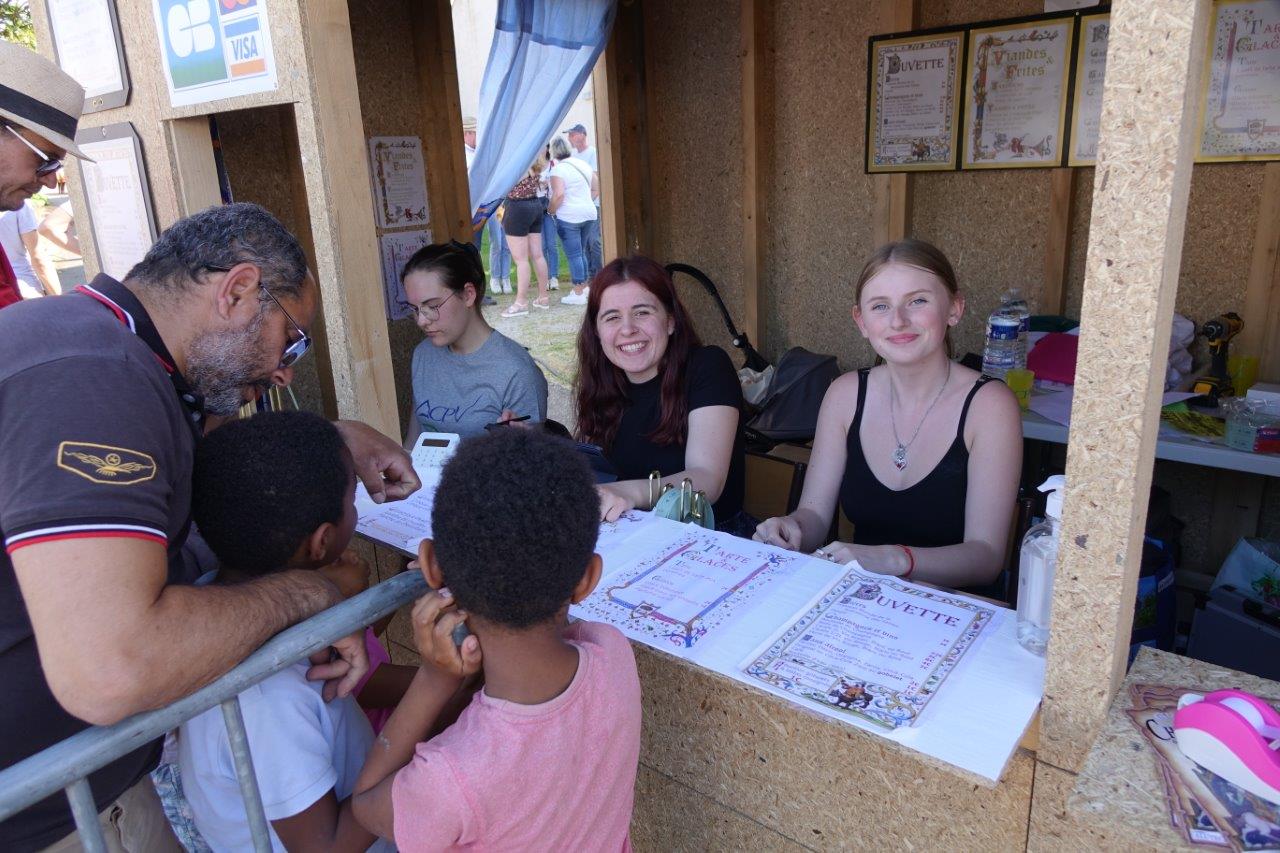 Le public se fournit en tickets auprès des hôtesses de la caisse centrale. Une caisse centrale fabriquée par les charpentiers 1ère année de l'entreprise Sud-Axonaise JLB Charpente.