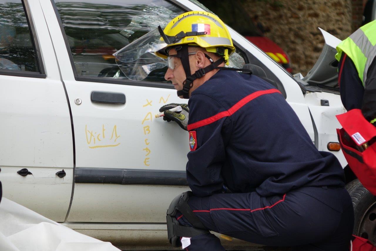 Les caractéristiques du véhicule et la position de la victime sont notées sur la carrosserie.