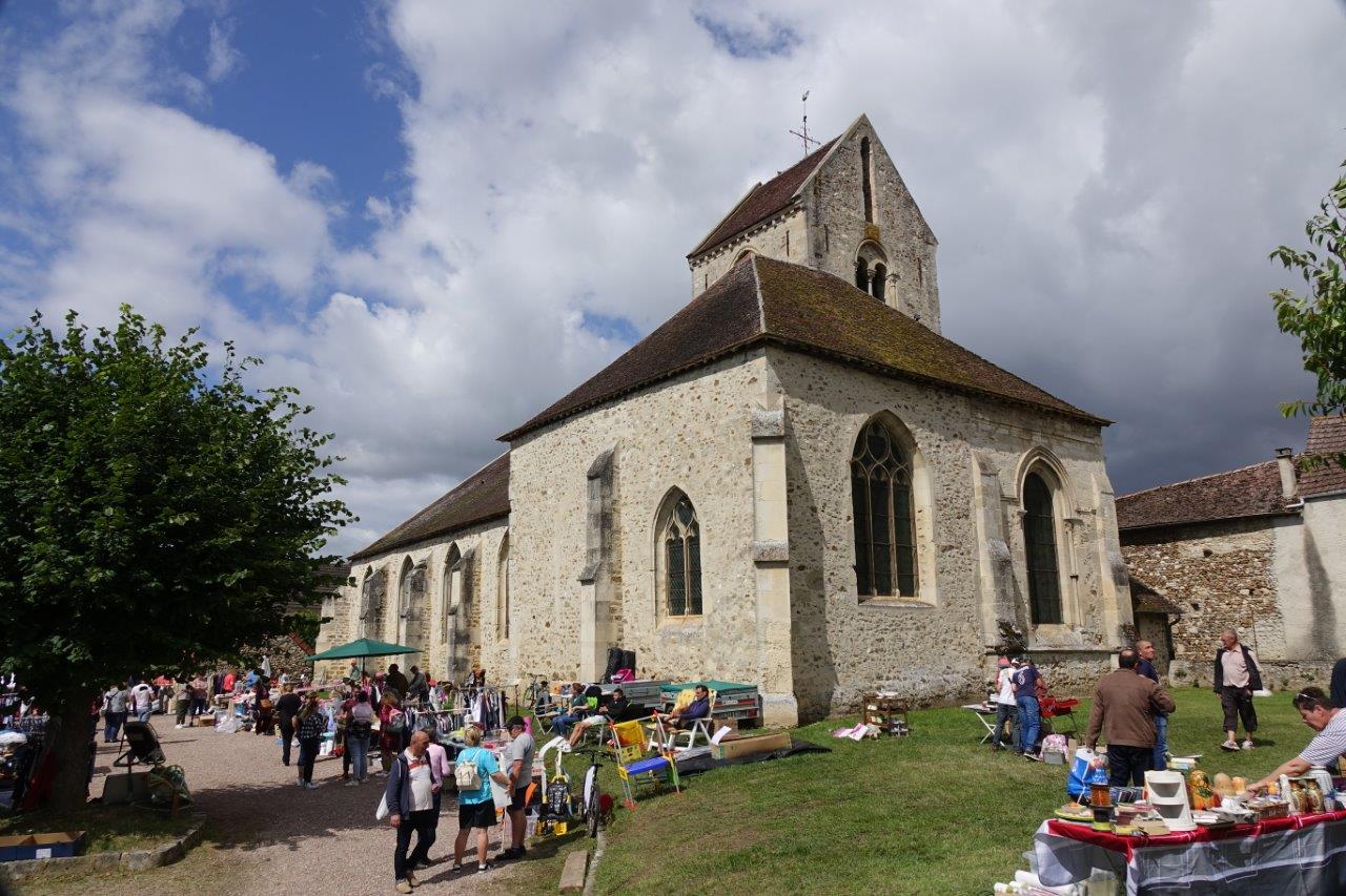 L'église Saint-Mard de Trélou-sur-Marne est le point culminant de la brocante.