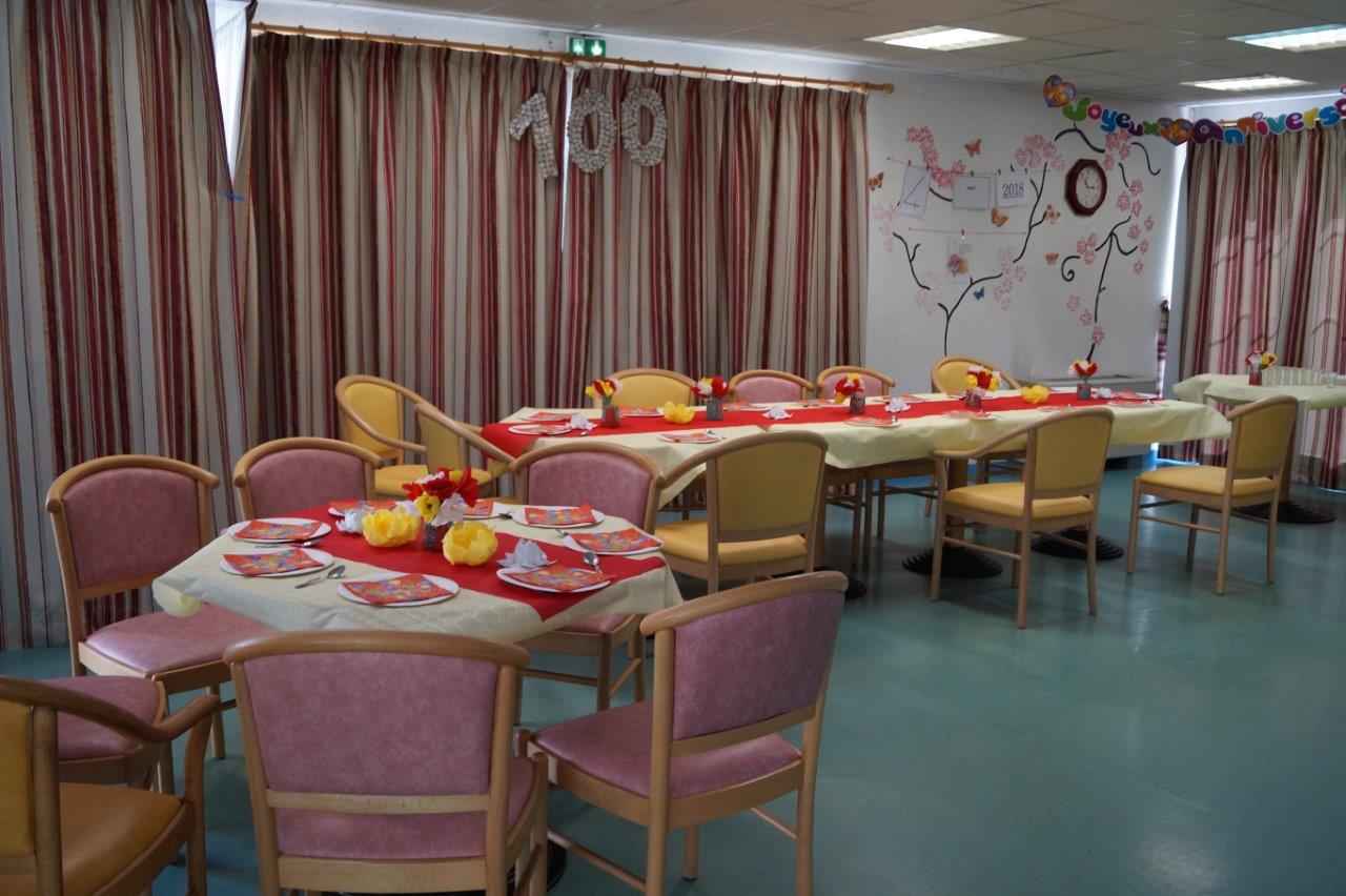A l'EHPAD de Condé-en-Brie, les tables pour l'anniversaire de Marie-Louise Willems sont dressées dans la salle à manger.