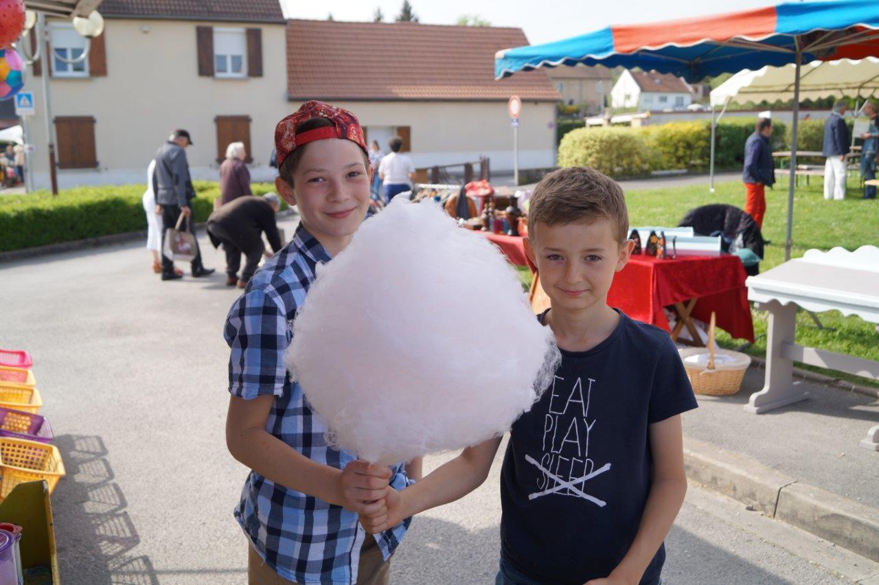 Pour la photo, ces deux jeunes ont eu droit à une barbe à papa plus grosse.