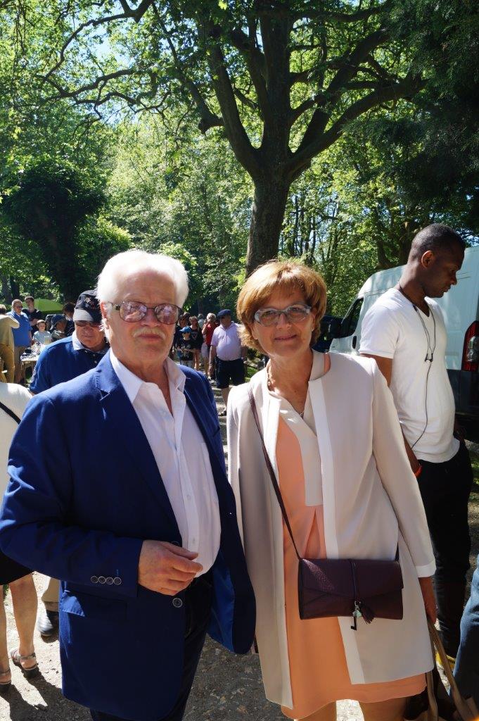 Jeudi 25 mai 2017, Gérard Goin accueille Rachel Paillard, la maire de Bouzy, lors de la traditionnelle brocante de l'Ascension dans le parc du château.