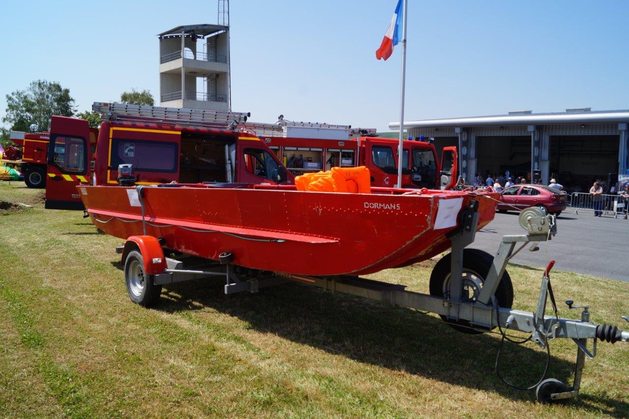 Le centre de secours est doté d'un bateau de sauvetage léger.