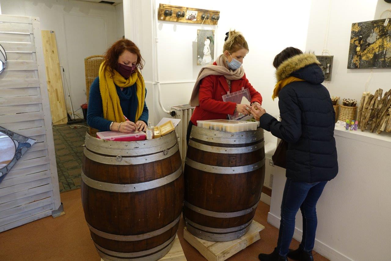 De gauche à droite "au comptoir" : Amélie Davoust de Pargny-la-Dhuys et Laure Bouché de Montigny-lès-Condé sont les fers de lance de cette "super chouette boutique" éphémère.