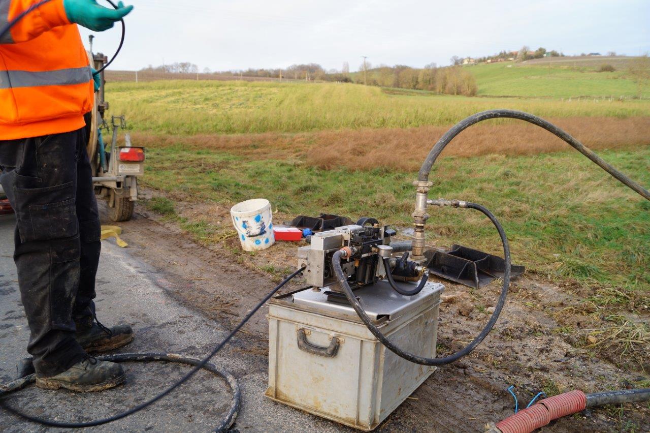 Ici, l'air et le câble sont introduits simultanément par un système d'entrainement...