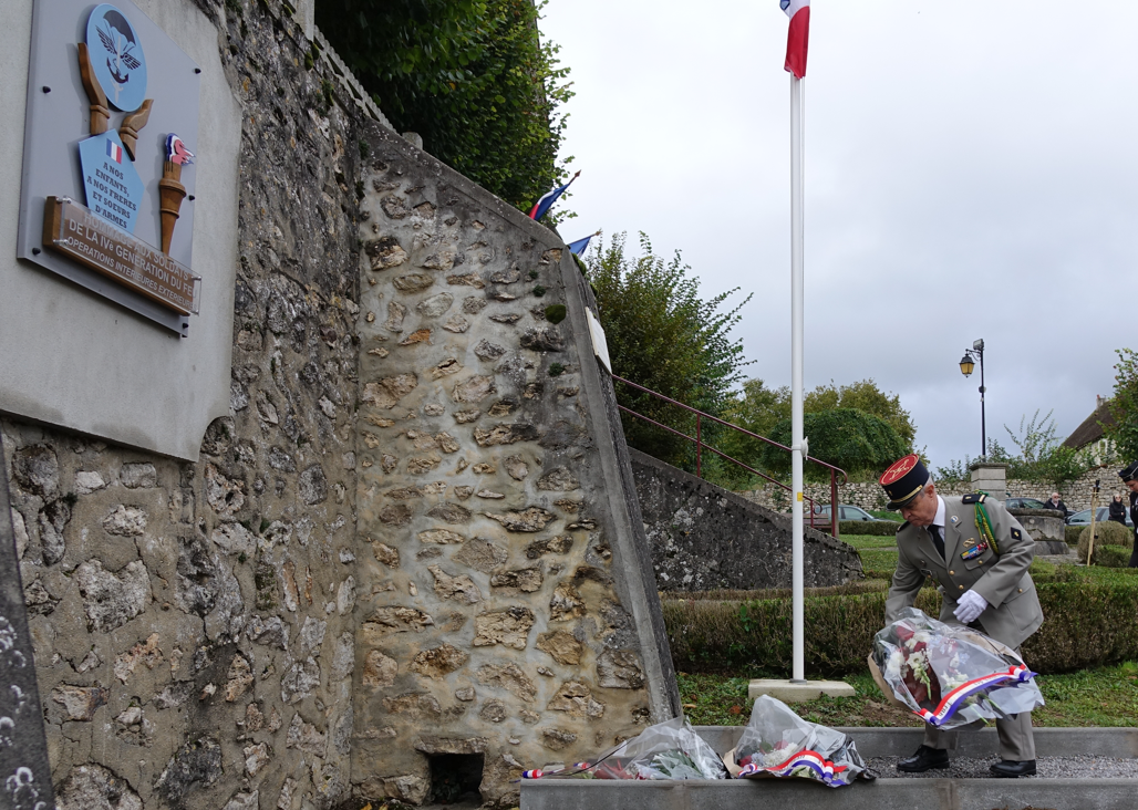 Gerbe de fleurs déposée par Jean-Paul Martin au nom du Souvenir Français pour l'arrondissement de Château-Thierry.
