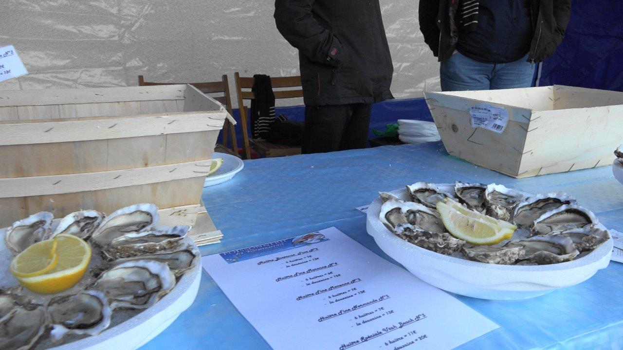 Une dégustation d'huîtres proposée par le poissonnier ambulant la Rémonira.