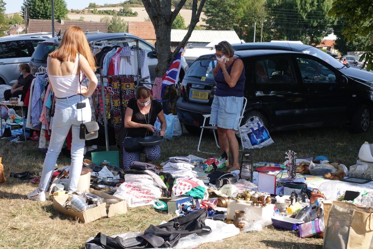 Parler des objets, les commenter, est l'un des plaisirs d'une brocante...