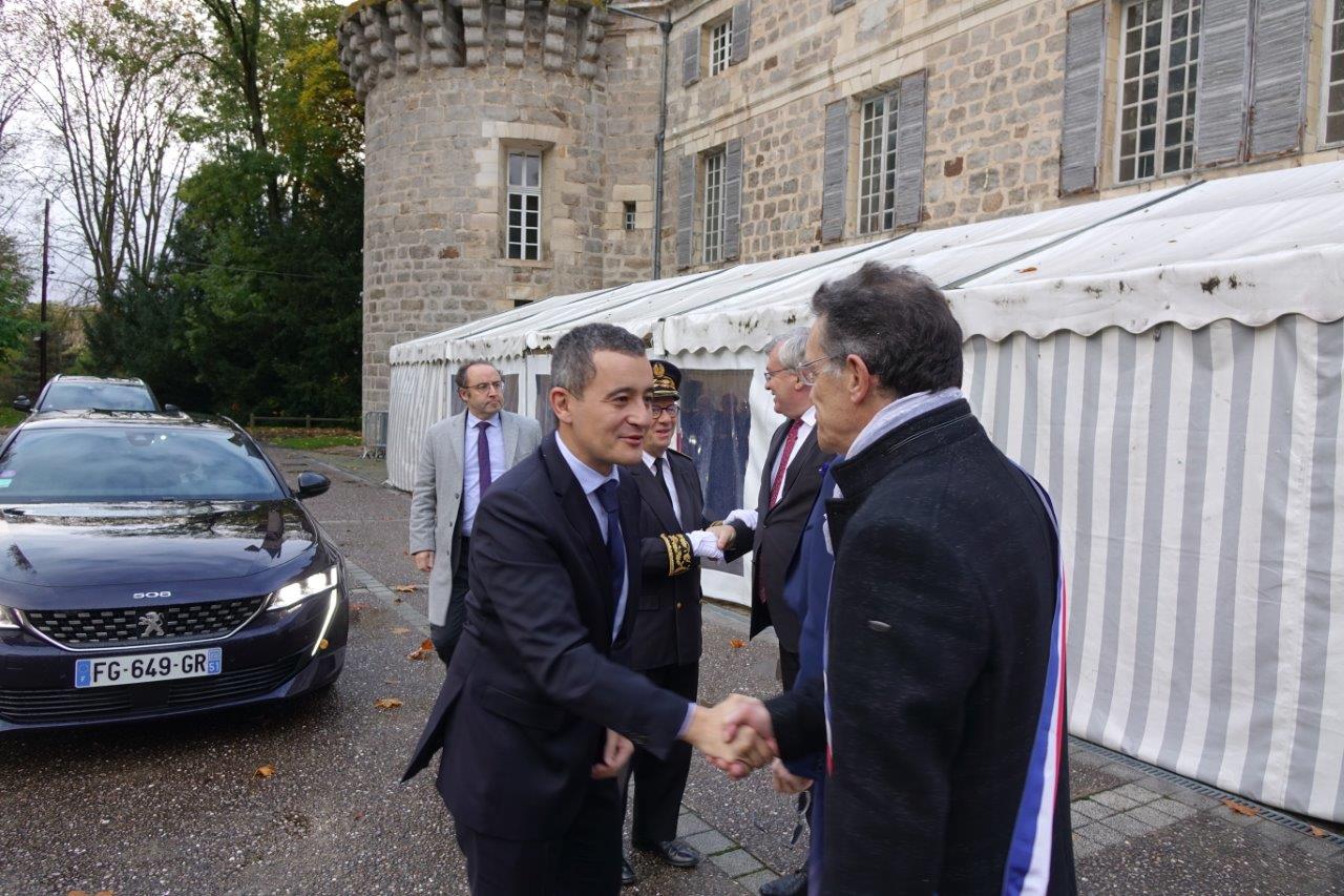 Le Ministre Gérald Darmanin salue Michel Courteaux, maire de Dormans.