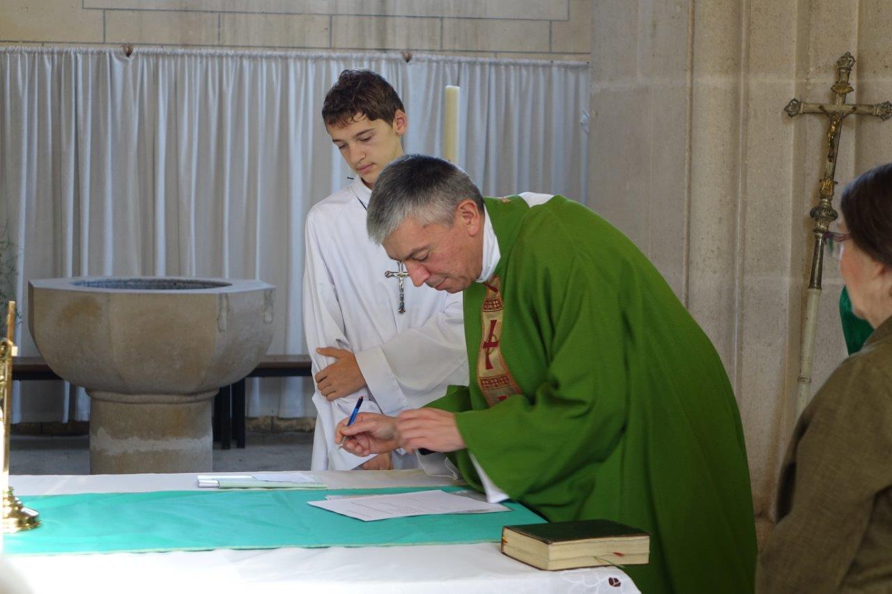 L'abbé Thierry Gard signe le document officiel d'installation...