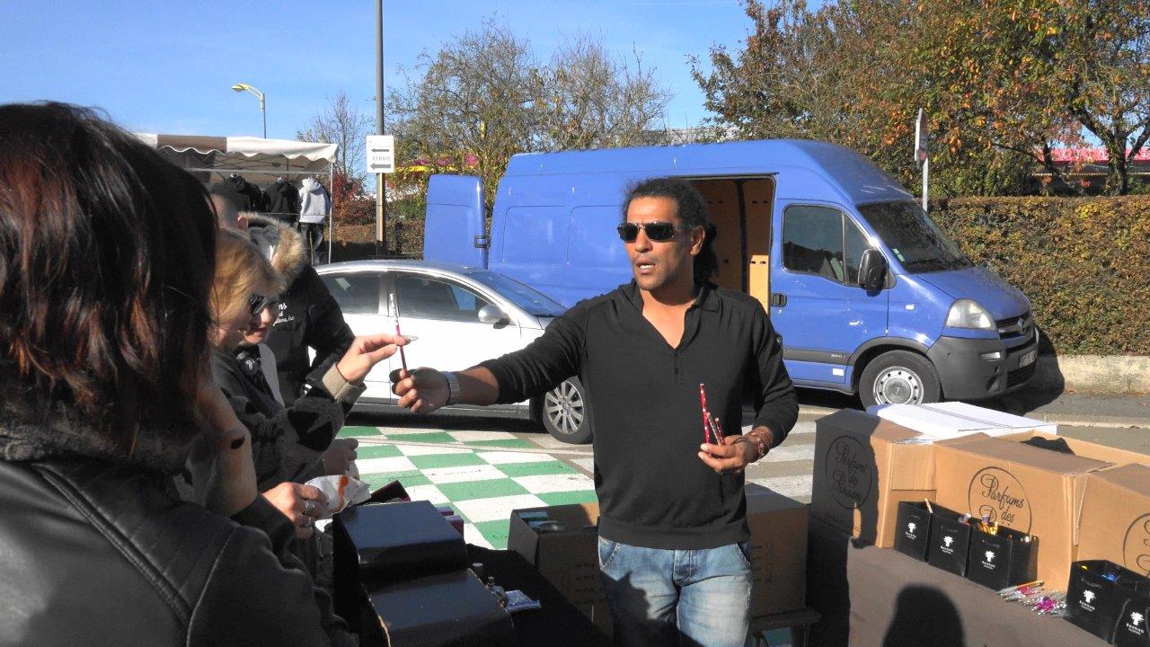 Les ménagères responsables des achats tombent souvent sous le charme des camelots...
