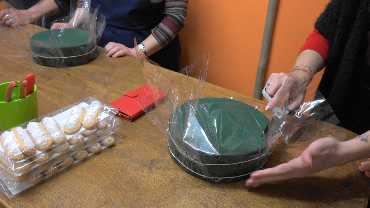 Préparation de la base du gâteau fleuri.