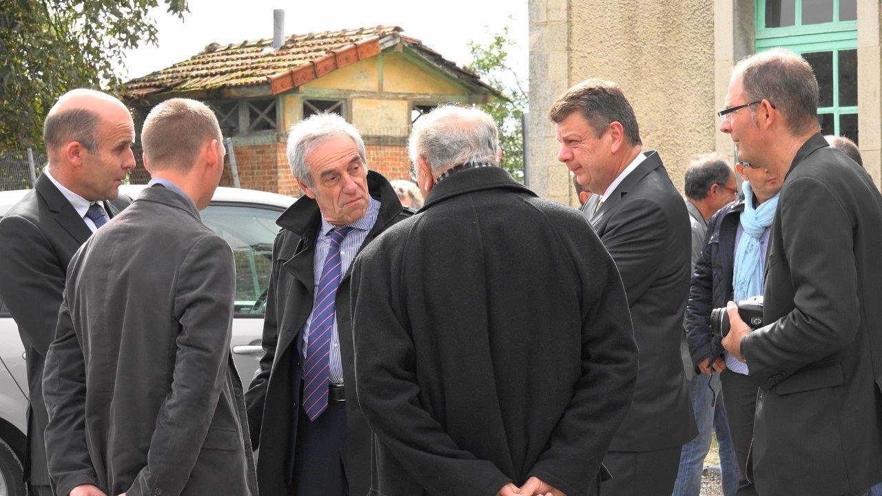 Devant l'ancienne gare de Montmirail (de gauche à droite) : Etienne Dhuicq, maire de Montmirail, Jean-François Savy, préfet de la région Champagne-Ardenne, Patrick Naudin, sous-préfet d'Epernay et Yves Coquel, président de TFBCO.
