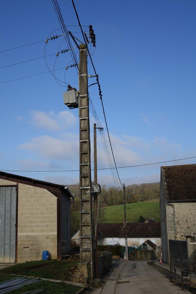 Le transformateur situé en haut du poteau et la ligne électrique "trois fils" de 20 000 volts (à gauche), vont être déposés.