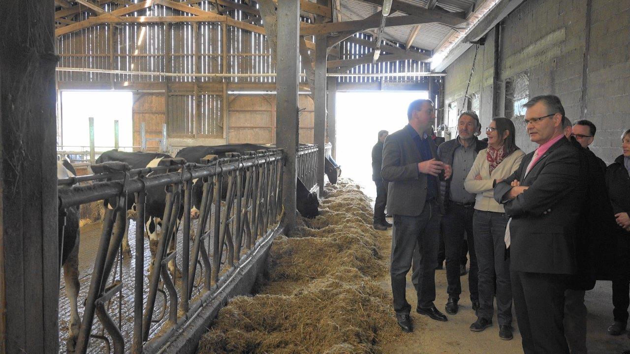 La traite des 60 vaches laitières est assurée par un robot fonctionnant 24h/24.