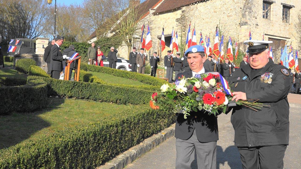 De gauche à droite : Laurent Attar Bayrou et Christophe Delannoy déposent une gerbe de fleurs.