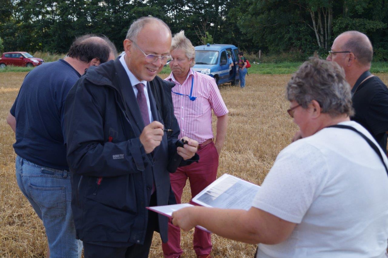 Laurent Olivier, sous-préfet de Soissons, va signer l'Arrêté autorisant le décollage de l'appareil. Ça sent bon !