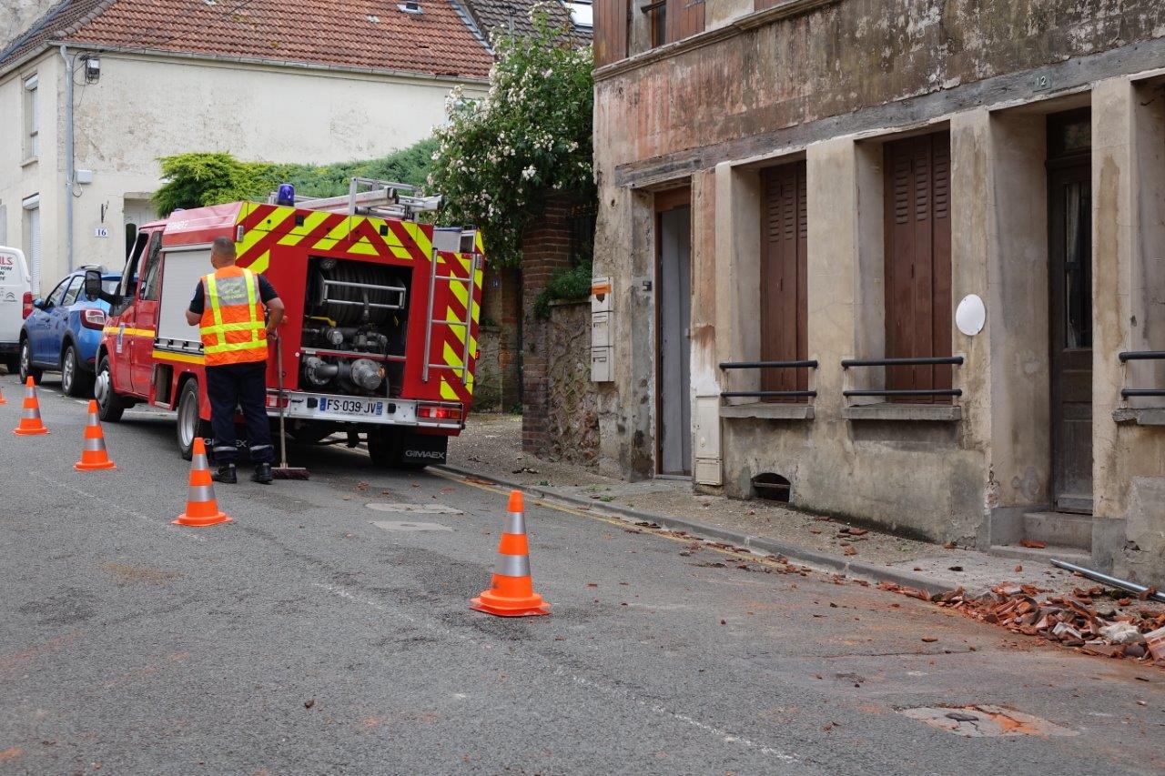 À Condé-en-Brie, les sapeurs-pompiers du centre d'intervention principal de Saint-Eugène sécurisent ici les toitures des habitations.