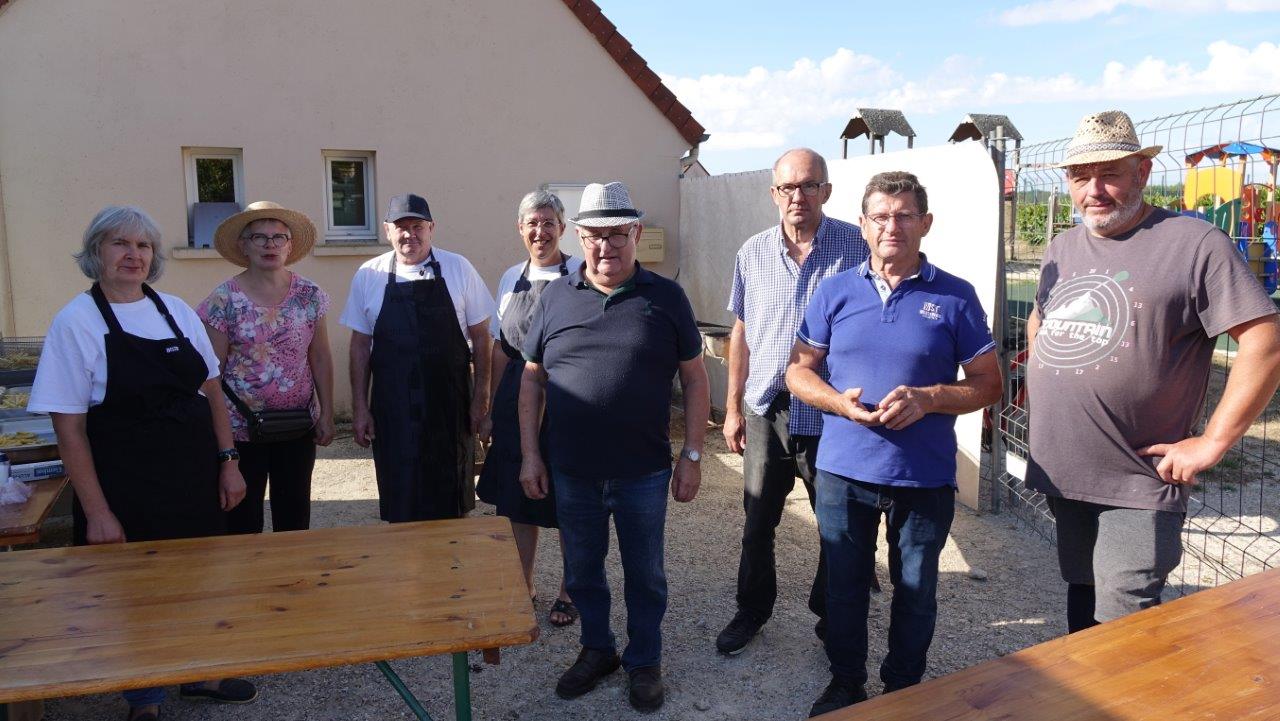 Denis Moroy (polo bleu) est le président de l'association Les 15 Vents de Marchais-en-Brie.