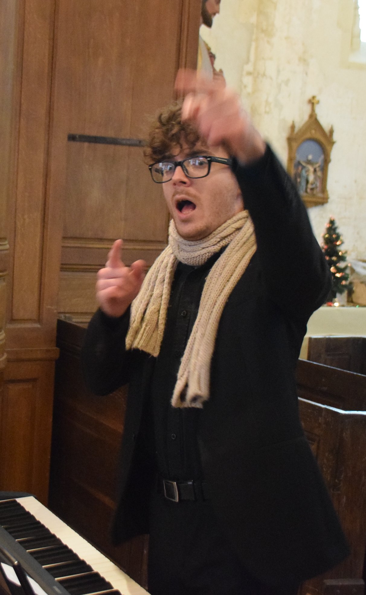 Nathan Renard dirige la chorale Cholory d'Etrepilly depuis 2 ans.