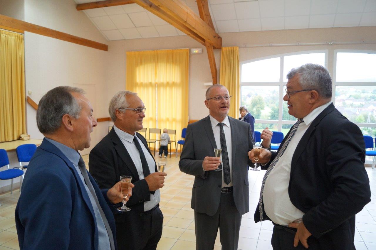Eric Girardin, co-fondateur du Champagne Châlons Reims Basket, semble inviter Christian Bruyen, président du Canoë Kayak Eaux Libres de Dormans, à aller sur le terrain de basket-ball...r