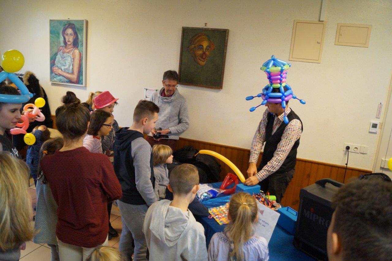 Il y a foule au stand de la sculpture sur ballons.
